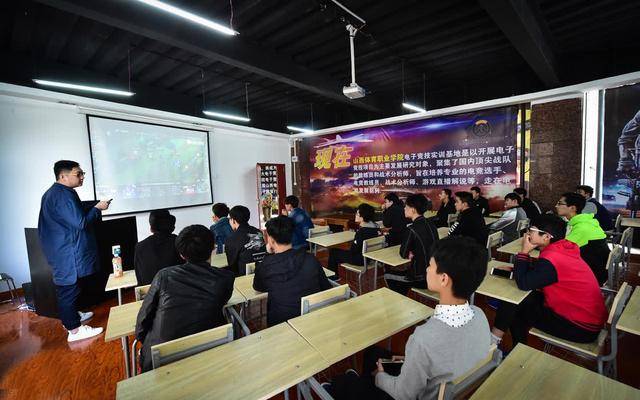  电竞训练营开放，零基础学员接受专业指导