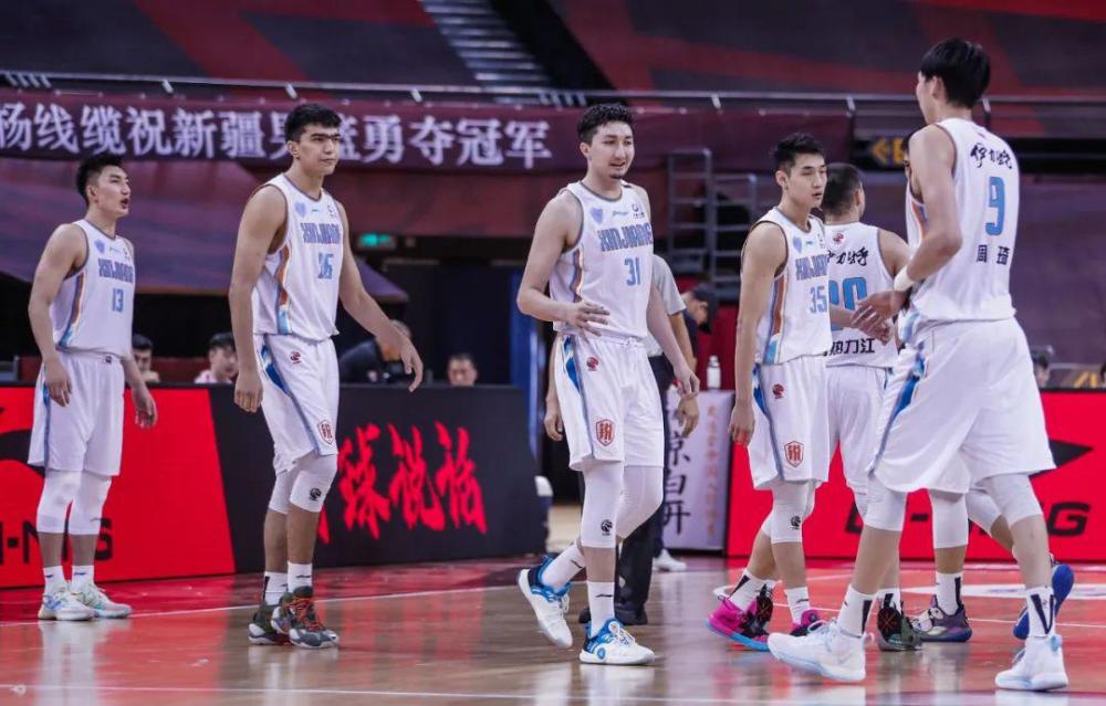  电竞选手沉着应战彰显大将风范