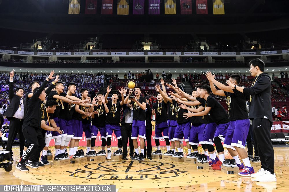 高中篮球联赛半决赛，北京四中险胜上海中学