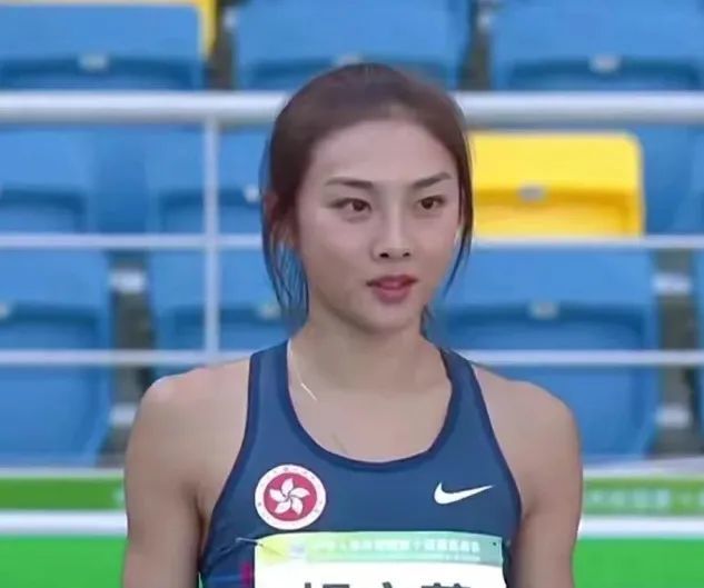 电竞女神飒爽英姿征服赛场内外