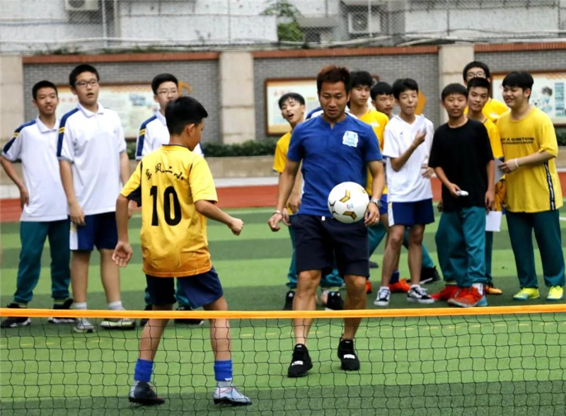  公益足球进校园，明星球员亲自授课