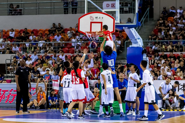  球星慈善赛温暖开踢，爱心捐款突破纪录  