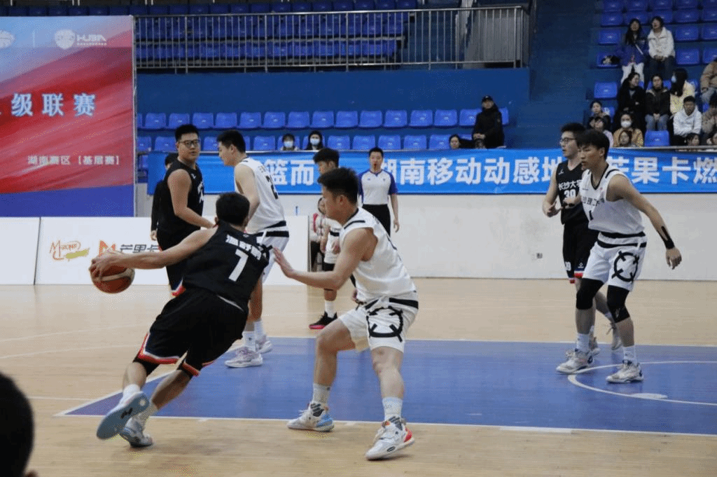  残疾人篮球锦标赛，运动员拼搏精神感人